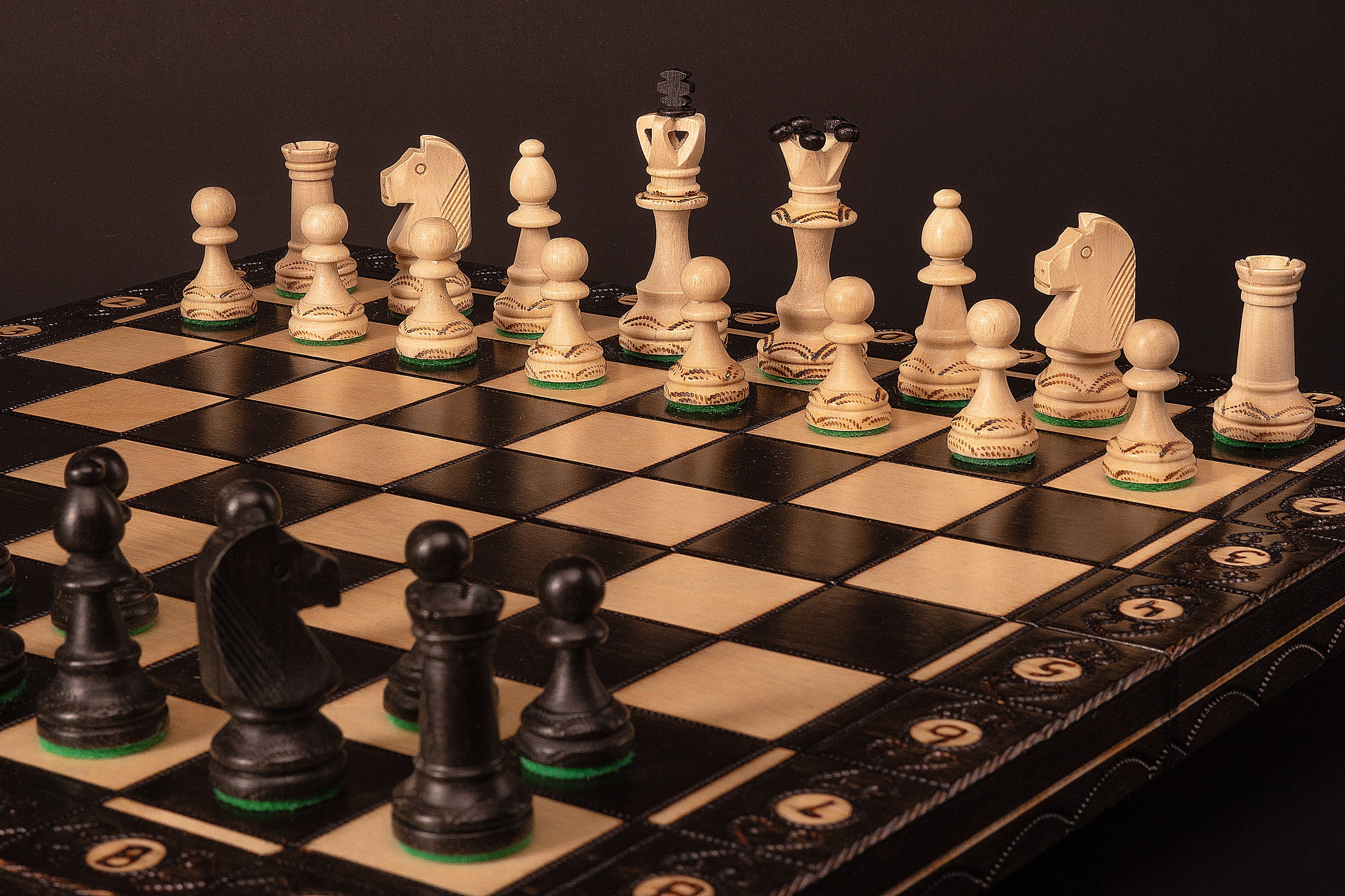 Jeu d'échecs SENATEUR Black en bois de charme, de taille moyenne (41 x 41cm) - Ensemble Complet Noir