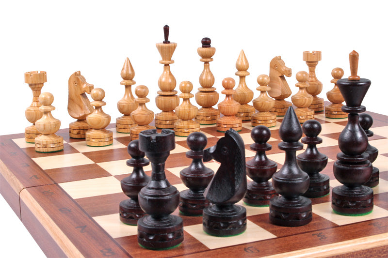 Jeu d'échecs DEBUT en bois de cerisier sauvage avec l'échiquier en marqueterie de bois d'acajou et sycomore, de grande taille (48 x 48cm) - Ensemble Complet