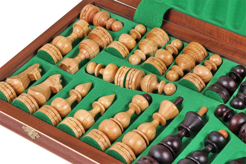 Jeu d'échecs DEBUT en bois de cerisier sauvage avec l'échiquier en marqueterie de bois d'acajou et sycomore, de grande taille (48 x 48cm) - Ensemble Complet