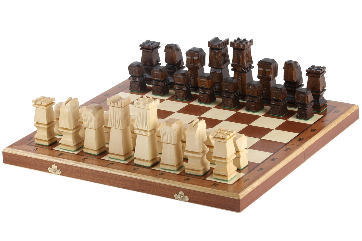 Jeu d'échecs ORAWA sculpté en bois avec l'échiquier en marqueterie de bois d'acajou et sycomore (49 x 49cm)