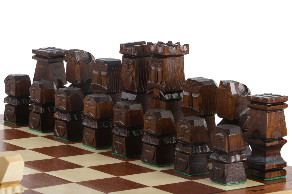 Jeu d'échecs ORAWA sculpté en bois avec l'échiquier en marqueterie de bois d'acajou et sycomore (49 x 49cm)
