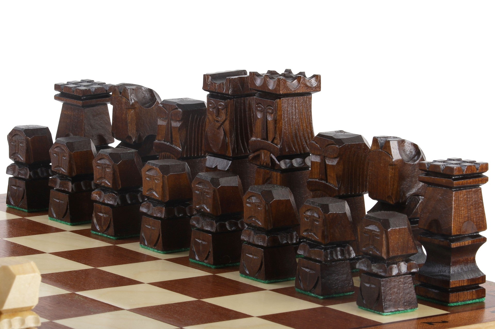 Jeu d'échecs ORAWA sculpté en bois avec l'échiquier en marqueterie de bois d'acajou et sycomore (49 x 49cm)