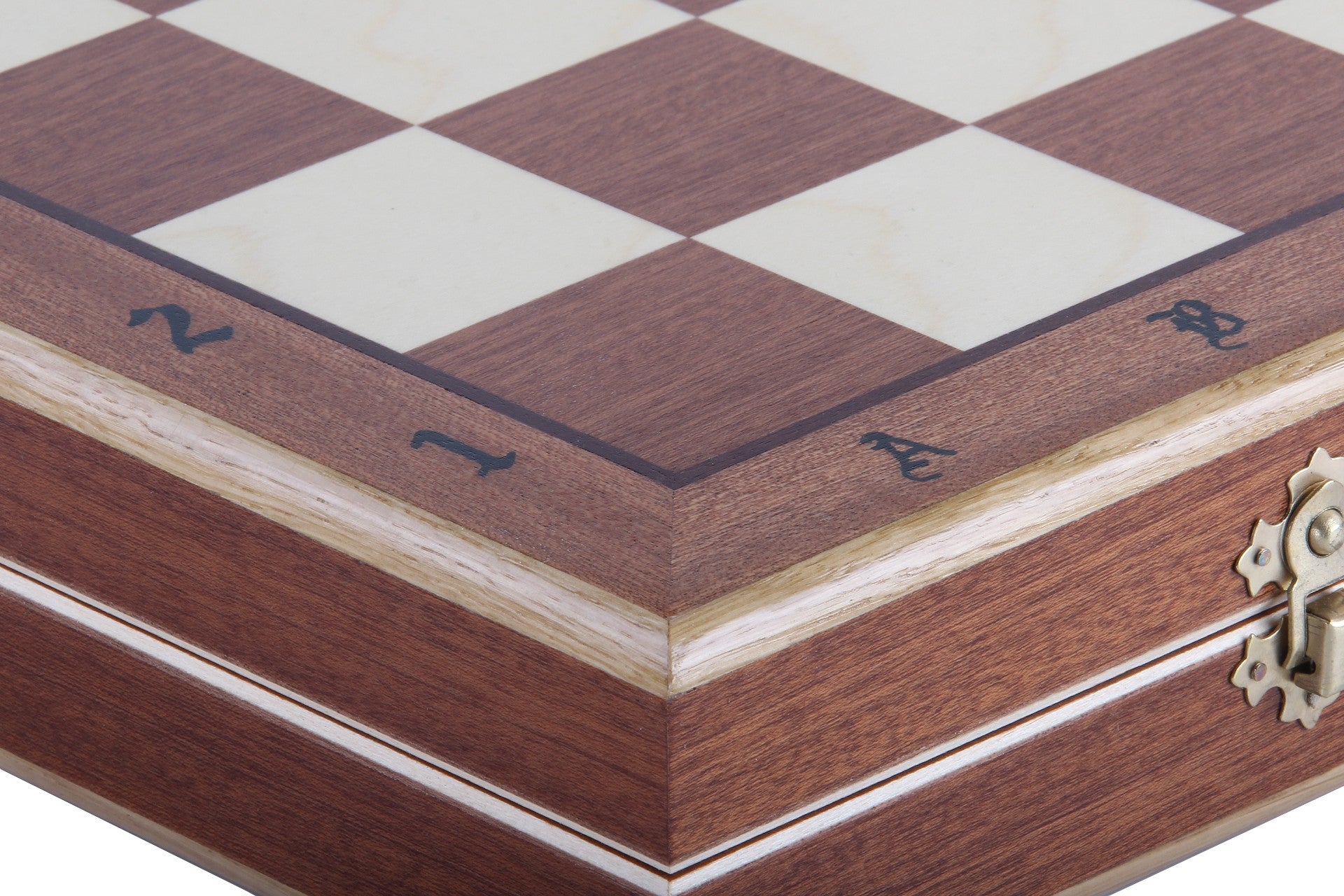 Jeu d'échecs ORAWA sculpté en bois avec l'échiquier en marqueterie de bois d'acajou et sycomore (49 x 49cm)