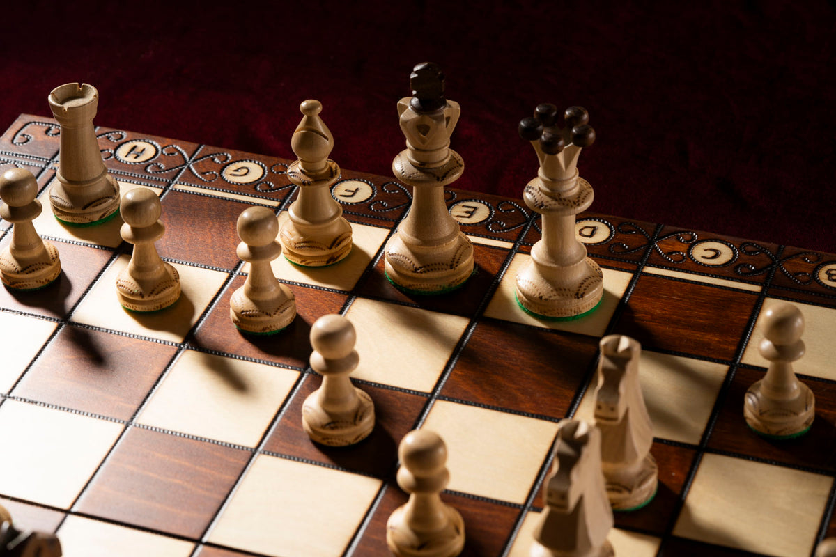 Jeu d'échecs SENATEUR en bois de charme, de taille moyenne (41 x 41cm) - Ensemble Complet
