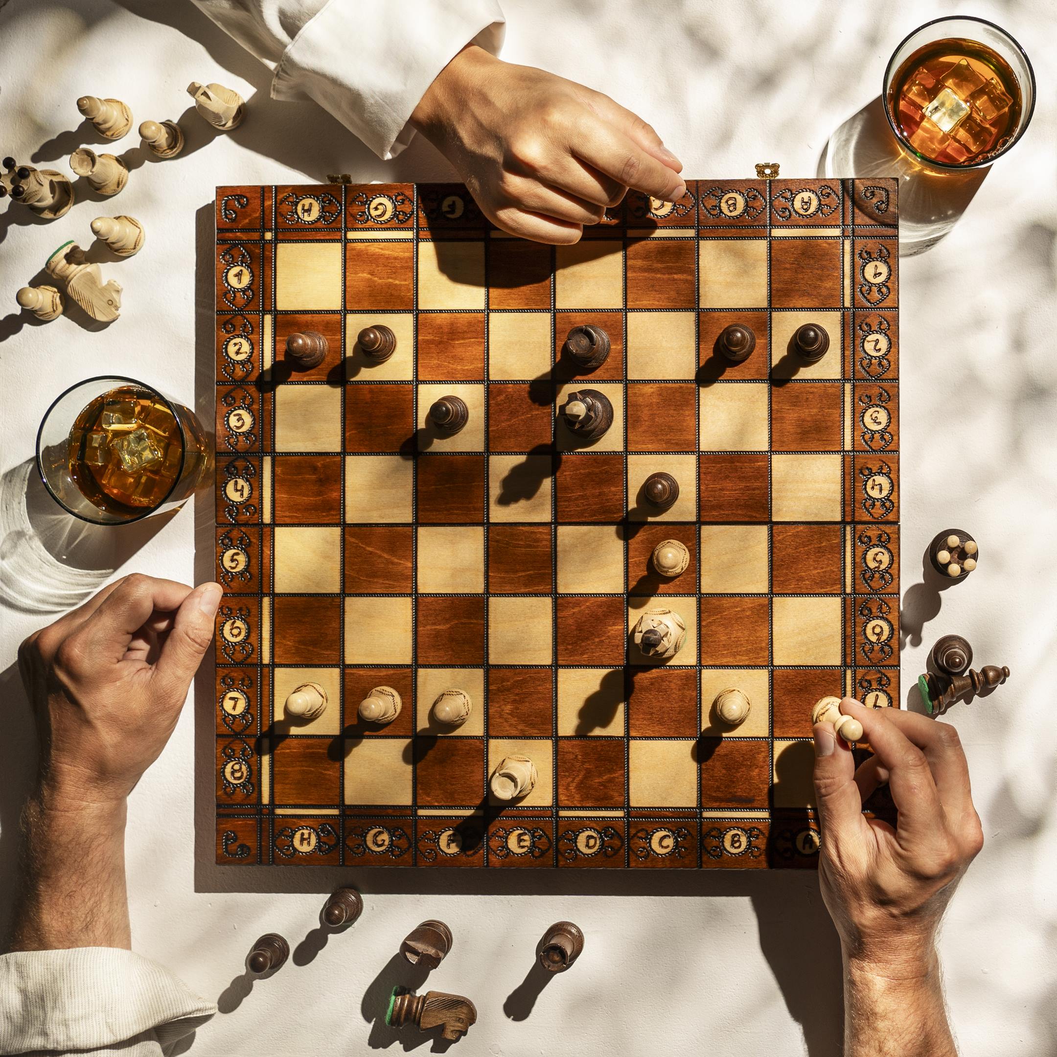 Jeu d'échecs SENATEUR en bois de charme, de taille moyenne (41 x 41cm) - Ensemble Complet