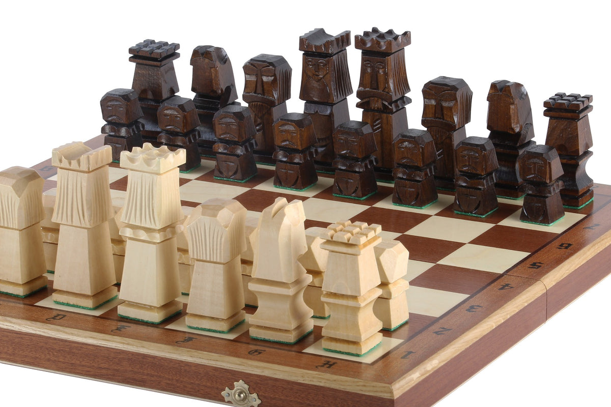 Jeu d'échecs ORAWA sculpté en bois avec l'échiquier en marqueterie de bois d'acajou et sycomore (49 x 49cm)