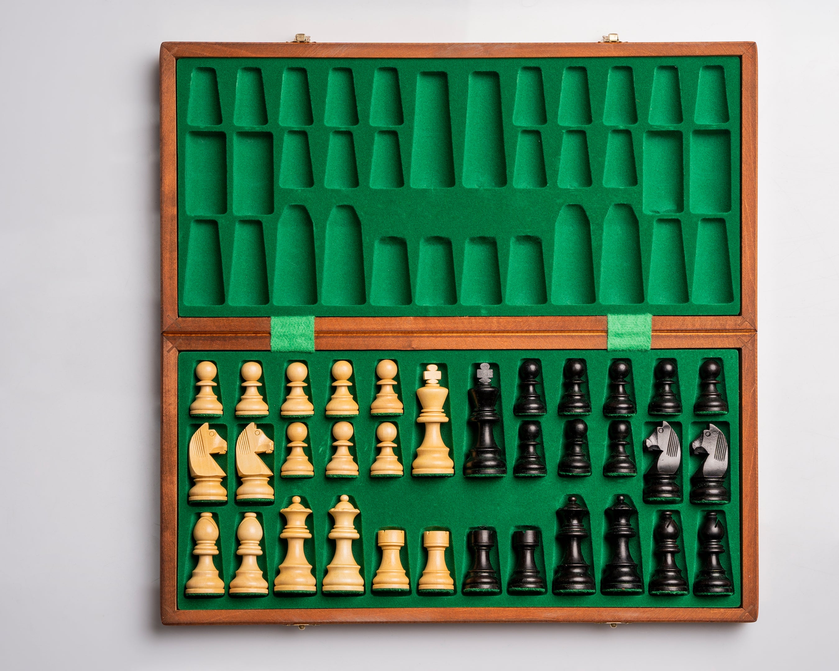 Jeu d'échecs de tournoi avec les pièces German Knight en bois de buis de taille 5 (48x48cm) - L'ensemble complet