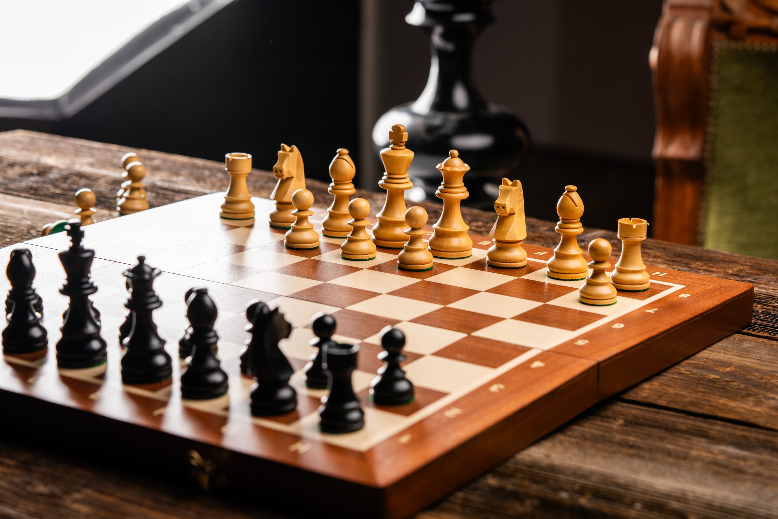 Jeu d'échecs de tournoi avec les pièces German Knight en bois de buis de taille 5 (48x48cm) - L'ensemble complet