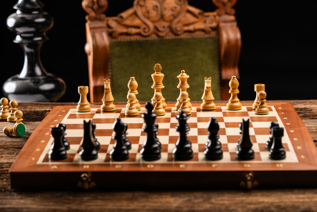 Jeu d'échecs de tournoi avec les pièces German Knight en bois de buis de taille 5 (48x48cm) - L'ensemble complet